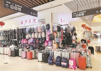 開學季遇上旅游熱，南昌箱包市場銷售火爆，日用百貨同步升溫